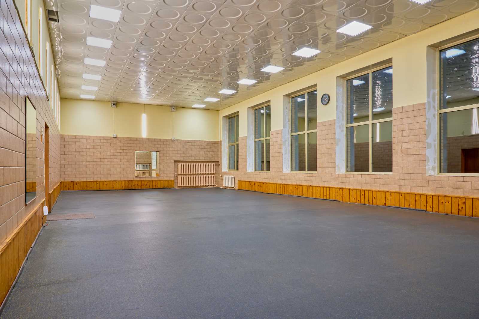Зал 18х8м для групповых занятий и фитнес-тренировок